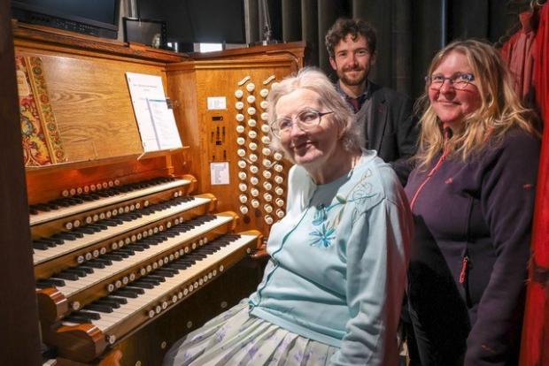 Hampshire Chronicle: Margeret Hart at the organ in Salisbury Cathedral