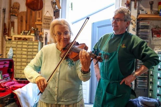 Hampshire Chronicle: Margeret Hart with a violin