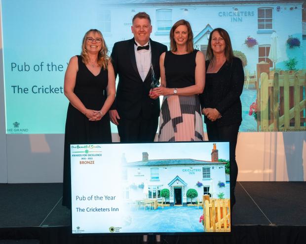 Hampshire Chronicle: The Cricketers Inn collecting their award