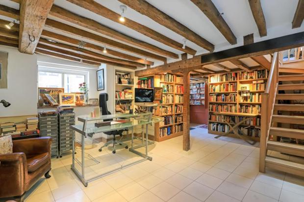 Hampshire Chronicle: Chesil Street cottage library. Credit: Knight Frank