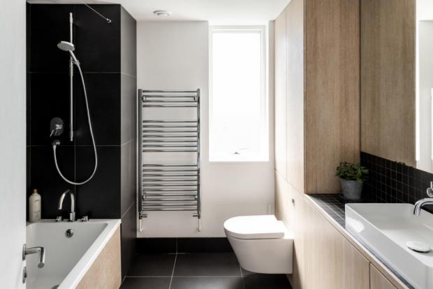 Hampshire Chronicle: Whiteshute Lane Bathroom.  Credit: The Modern House
