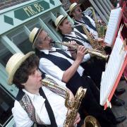 BEGGARS FAIR IN ROMSEY....SAXOFONY PERFORM IN TEE COURT.
