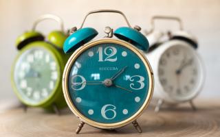 When do clocks go back in October 2021? (Canva)