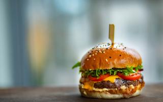 Best places to get a burger in Hampshire according to Google Reviews (Canva)